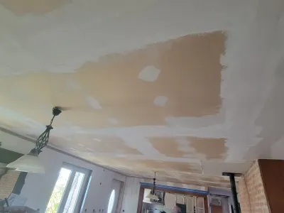 Plafond intérieur en cours de rénovation avec reprises d’enduit avant peinture
