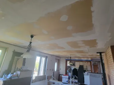 Travaux de rénovation intérieure avec plafond repris et préparation des surfaces