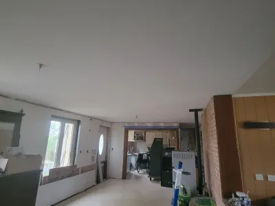 Rénovation complète d’une pièce avec plafond peint et murs finalisés