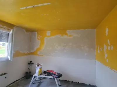 Rénovation de cuisine avec murs enduits et surface prête pour peinture intérieure