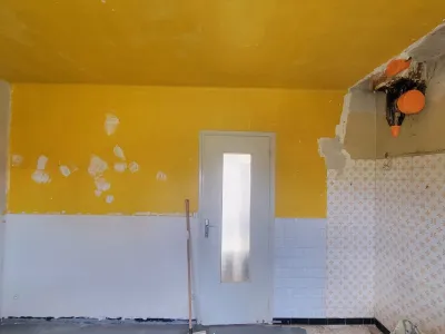 Chantier de rénovation de cuisine avec murs en cours de reprise avant finition peinture