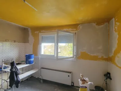 Travaux de rénovation intérieure avec préparation des murs et plafond avant peinture dans une cuisine
