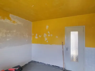 Rénovation intérieure de cuisine avec murs réparés et préparation avant peinture finale