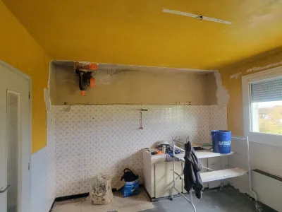 Travaux de rénovation de cuisine avec reprise des murs et préparation des surfaces