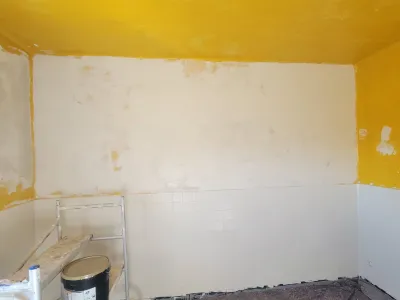 Mur de cuisine rénové avec enduit de lissage avant application de peinture murale
