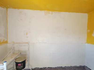 Mur de cuisine rénové avec enduit de lissage et préparation avant peinture murale