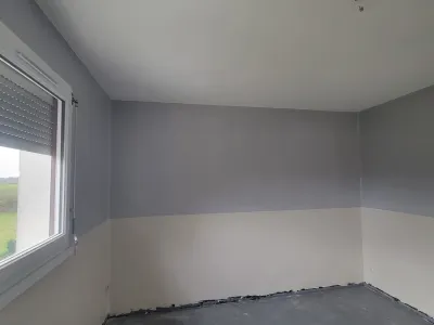 Rénovation intérieure avec peinture murale gris clair et finitions propres